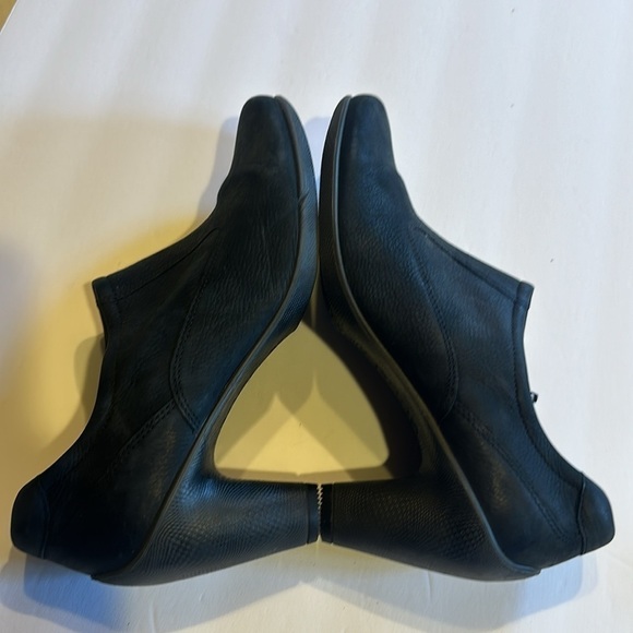 Ecco black soft suede pebbles sculptured with cone heel low cut zip up booties - Picture 6 of 12